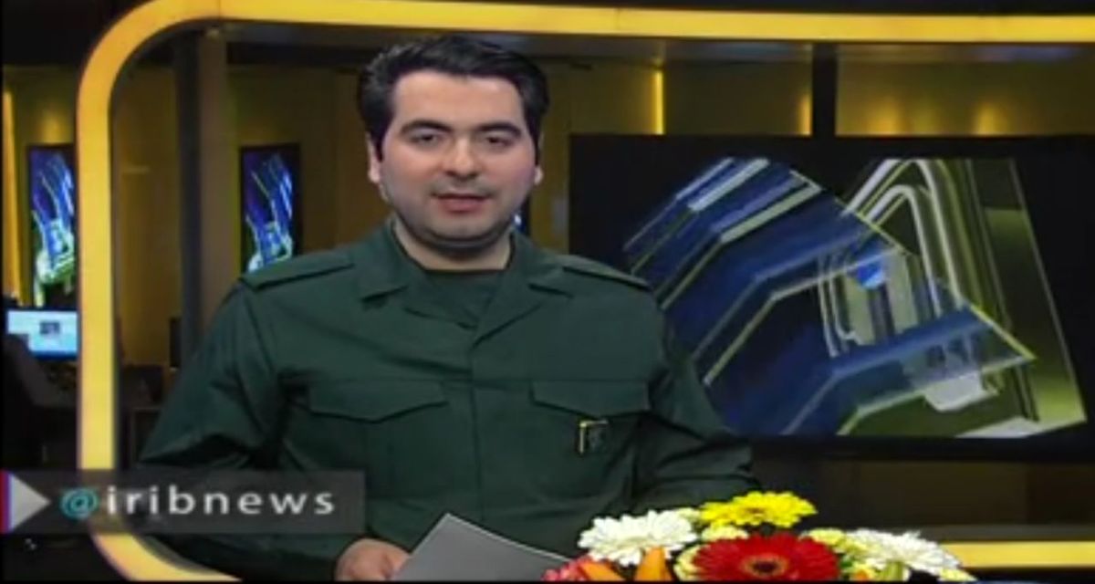 حضور گوینده ۲۰:۳۰ با لباس سپاه پاسداران+ویدئو