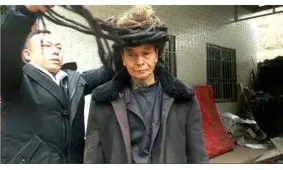 پیرمرد ۷۷ ساله چینی با مو‌هایی عجیب + تصویر