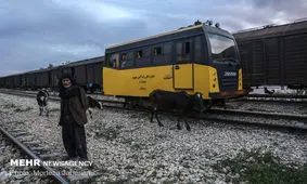 قطار زندگی زیر ریل آب/ زندگی سیل زدگان در واگن های قطار