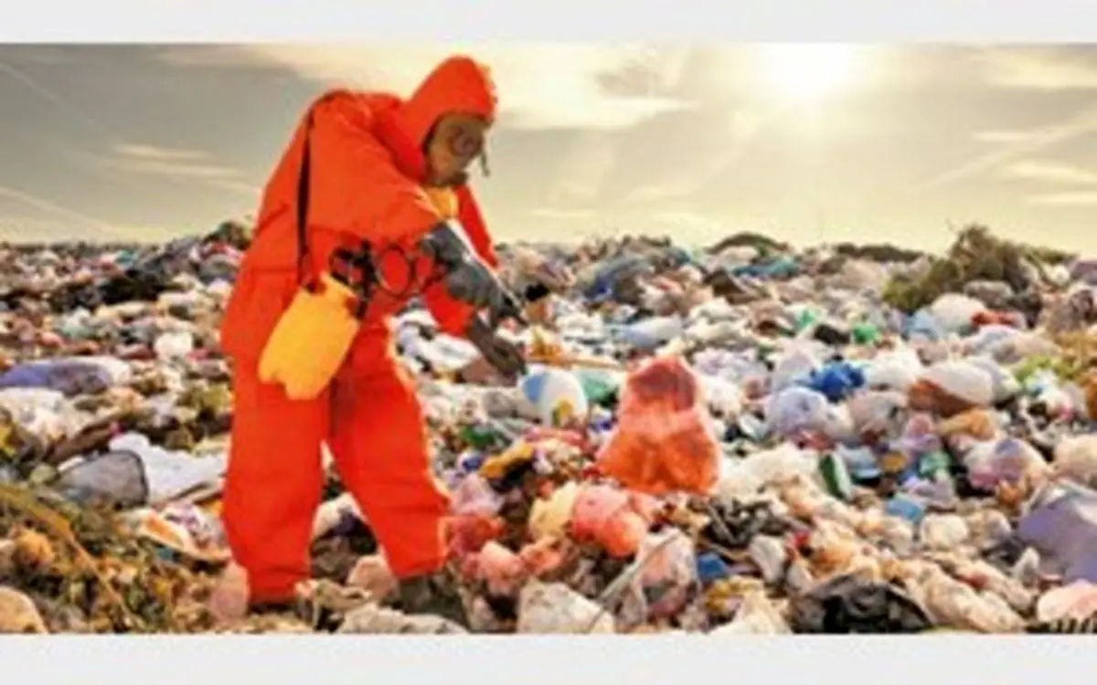 مرد میانسالی که مجبور شد ۱۲ تن زباله را زیر و رو کند! + تصویر