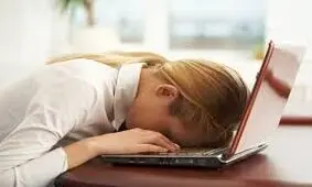 چرا صبح ها احساس بی حالی می کنیم؟/ترفندهای شادابی روزانه