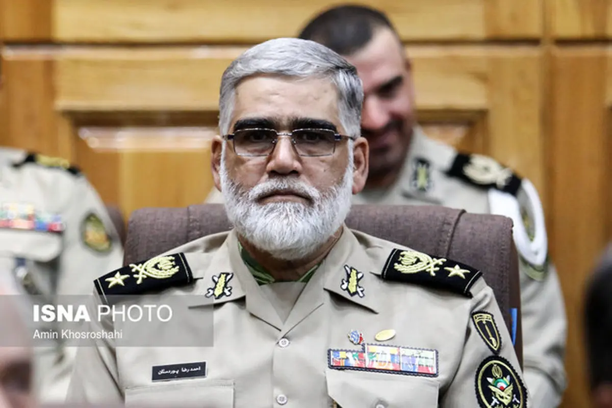 انقلاب اسلامی با وحدت کلمه و همدلی قدرت پوشالی آمریکا را در هم شکست