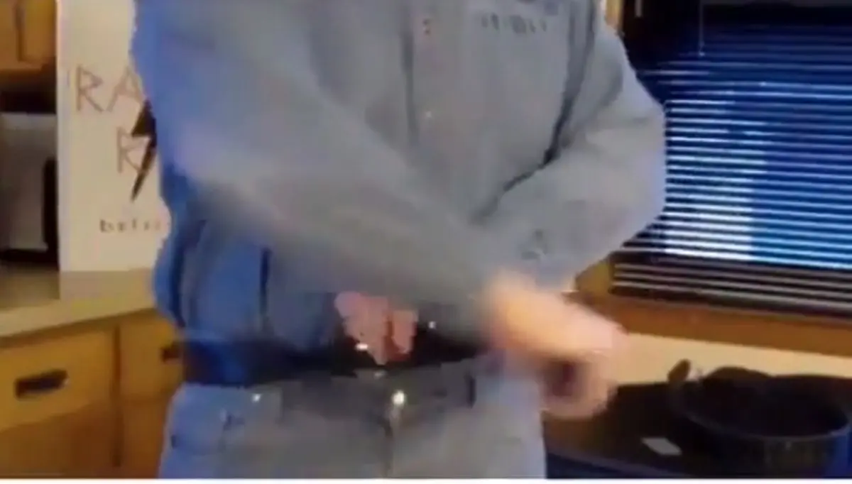 کمربندی که تبدیل به یک شمشیر تیز و برنده می‌شود