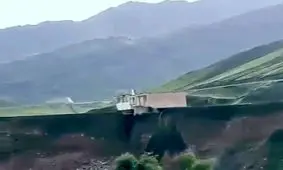 سقوط ساختمان جهاد کشاورزی چم سنگر بخاطر رانش زمین !