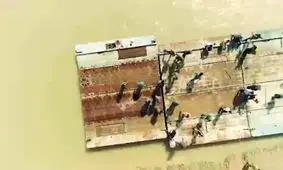 برپایی پل شناور جهت دسترسی مناطق محاصره در سیلاب جنوب اهواز+فیلم