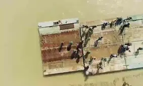برپایی پل شناور جهت دسترسی مناطق محاصره در سیلاب جنوب اهواز+فیلم