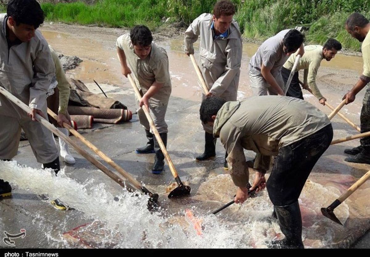 فرششویی جهادی اعضای موکب شهدای کرمانشاه در لرستان + تصاویر