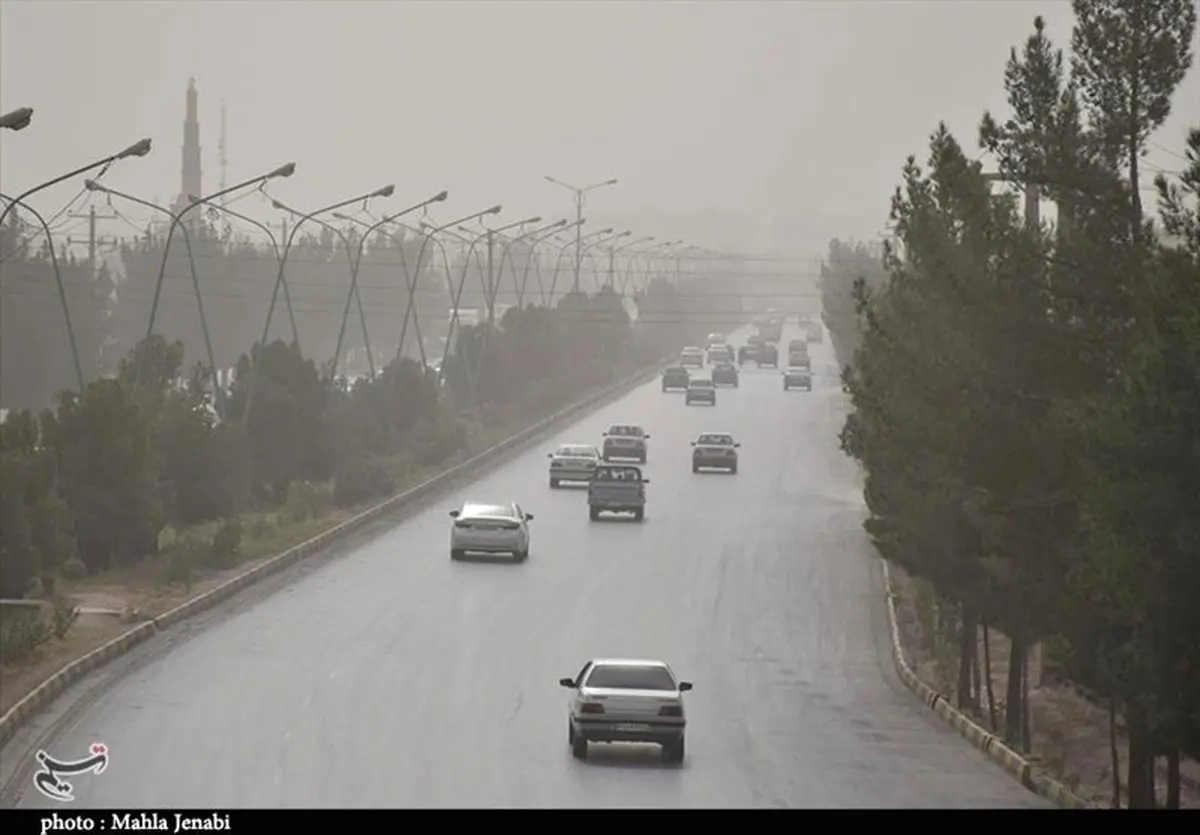 رگبارهای پراکنده و وزش باد شدید در اصفهان ادامه دارد؛ گرد و خاک و کاهش دید افقی در شرق استان