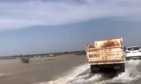 بالا آمدن آب رود کرخه در جاده سوسنگرد به بستان