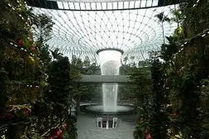 مرتفع‌ترین آبشار سرپوشیده جهان در فرودگاه سنگاپور + فیلم