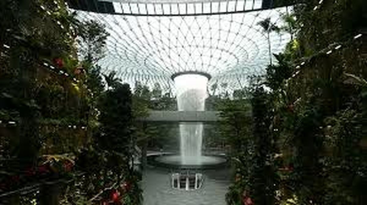 مرتفع‌ترین آبشار سرپوشیده جهان در فرودگاه سنگاپور + فیلم
