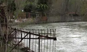 طغیان زاینده‌رود ویلاهای غیرقانونی را با خود می‌برد+ فیلم