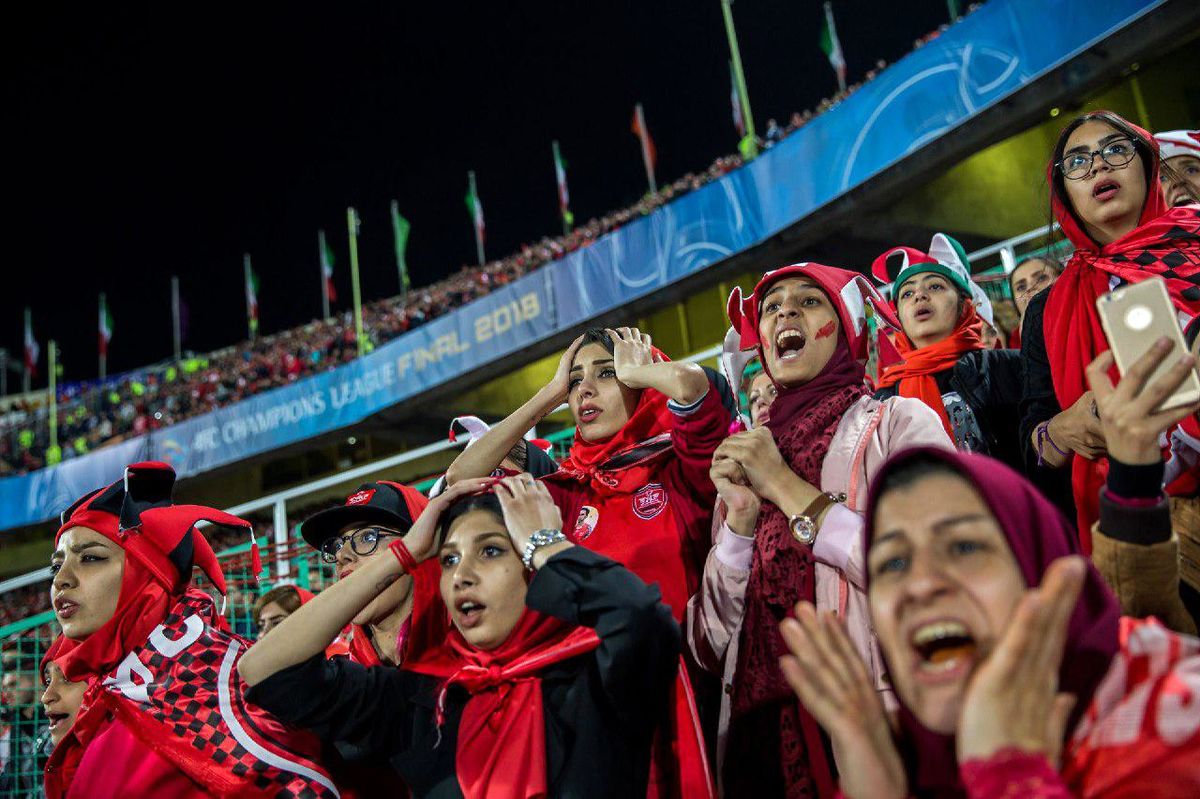 حضور زنان ایرانی در ورزشگاه منتخب جشنواره عکس جهان شد