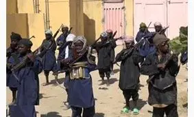 در نیجریه کودکان جلوتر از مردها برای جنگیدن در صف می ایستند