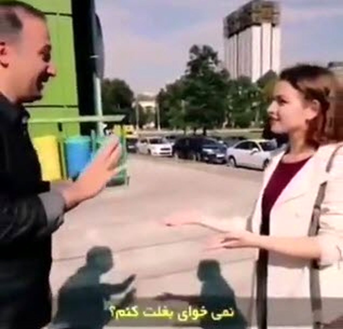 برخورد یک خانم خارجی با مجری صدا و سیما و واکنش جالب مجری+ویدئو