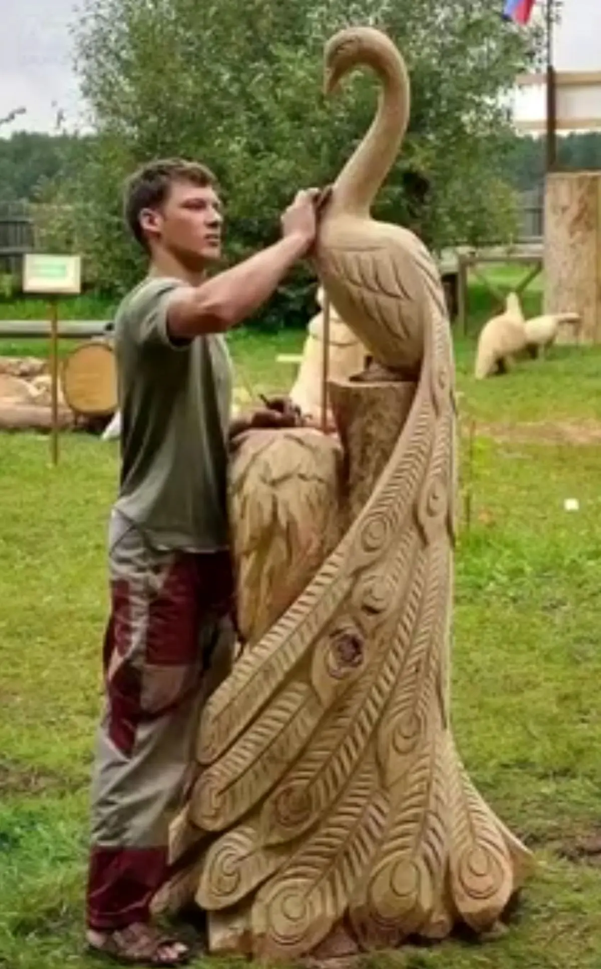 مجسمه های زیبا با تنه درخت