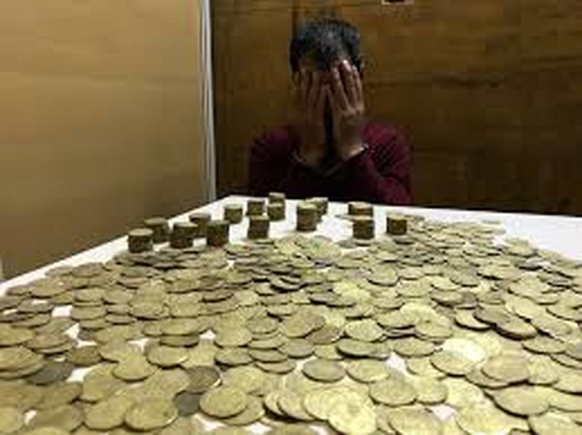 کشف سکه‌های عتیقه در متروی تهران +فیلم