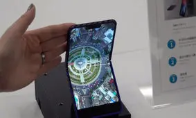 گوشی تاشوی شارپ از بالا و پایین «تا» می‌شود