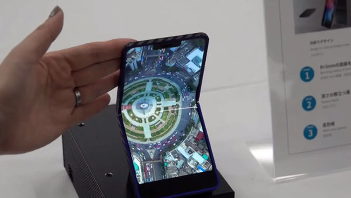 گوشی تاشوی شارپ از بالا و پایین «تا» می‌شود