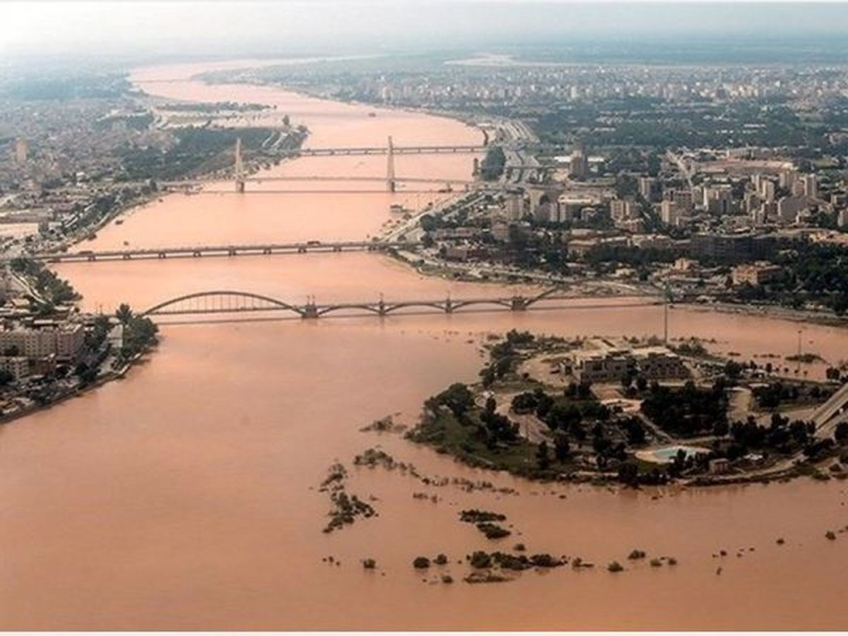 استمرار خدمتی نیروهای ارتش در خوزستان/ توزیع غذای گرم بین مردم