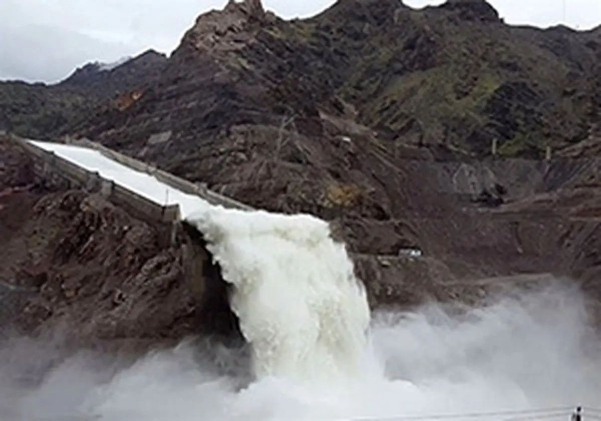 قایقی که نزدیک بود از سد سرریز شده از آب به پایین پرتاب شود + فیلم