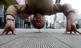 ایستادن با سر روی یک میخ + عکس