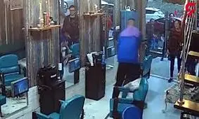 مشتری عصبانی پس از ضرب وشتم آرایشگر موهای او را به زور کوتاه کرد+ فیلم