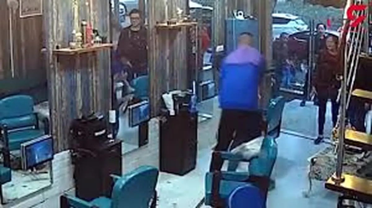 مشتری عصبانی پس از ضرب وشتم آرایشگر موهای او را به زور کوتاه کرد+ فیلم