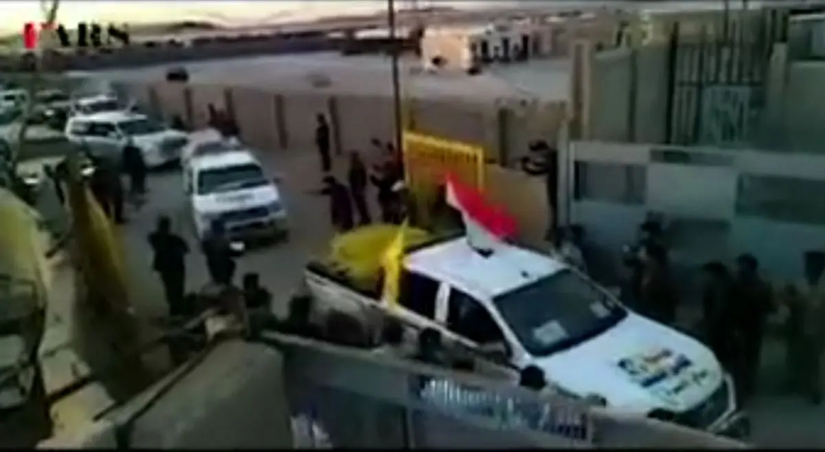 لحظه ورود کاروان کمک‌های جنبش نجباء عراق به سیل‌زدگان ایران از مرز مهران