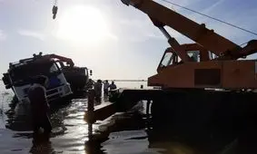 حادثه برای گروه جهادی دانشگاه اصفهان در اهواز؛ کامیون حامل سیل‌بندها واژگون شد