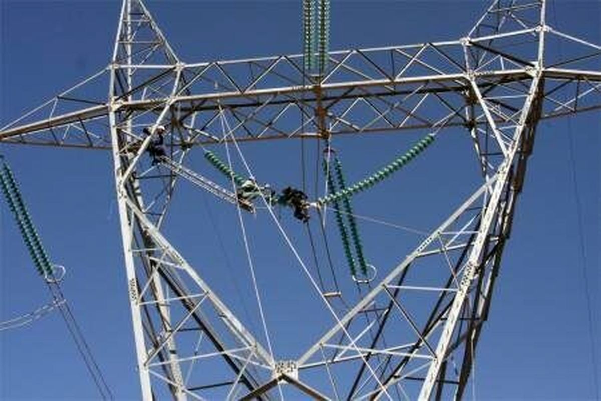 سقوط دکل برق باختر به علت رانش گردنه اسدآباد