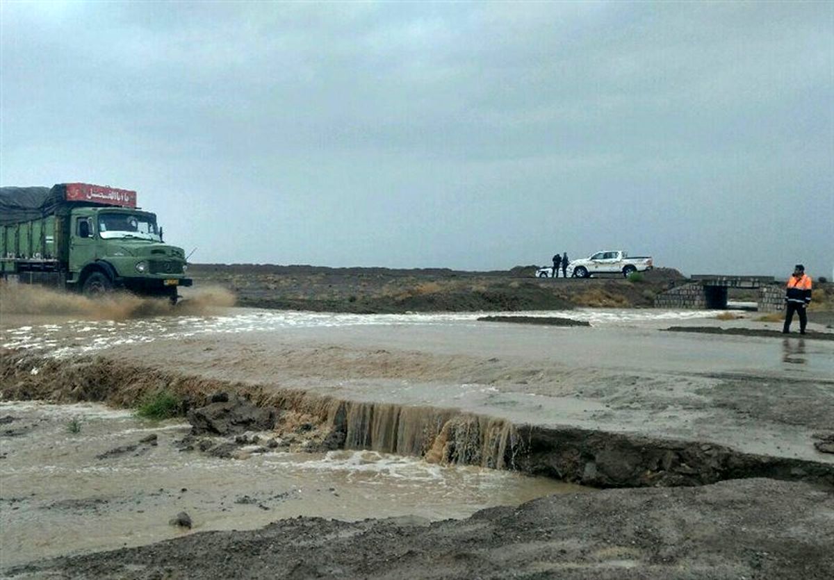آمادهباش ۳۰ دستگاه اجرایی در درمیان در پی بارانهای سیلآسا/ مدیران حق خروج از شهرستان ندارند
