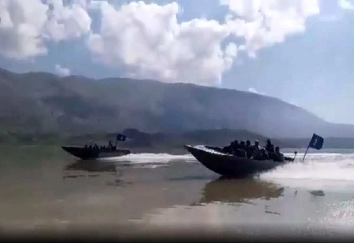 فیلمی از امداد رسانی قایقی‌های تندرو سپاه در شهرستان سیروان+فیلم