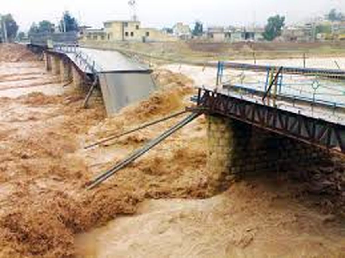 سرنشینان ۱۰۰ خودروی گرفتار در سیلاب نجات یافتند