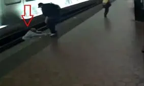 نجات مرد نابینا از مرگ حتمی پس از سقوط درون ریل!