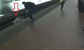 نجات مرد نابینا از مرگ حتمی پس از سقوط درون ریل!
