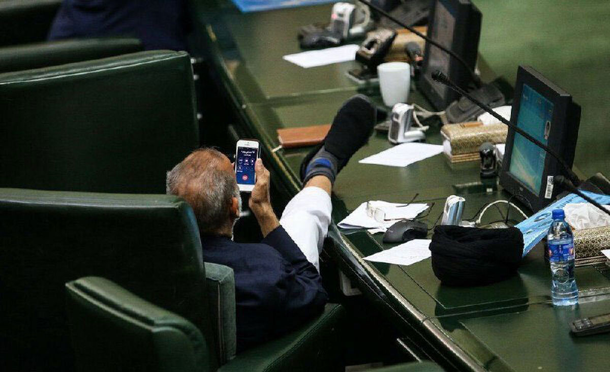 واکنش یک نماینده مجلس به عکس حاشیه‌ساز در صحن پارلمان