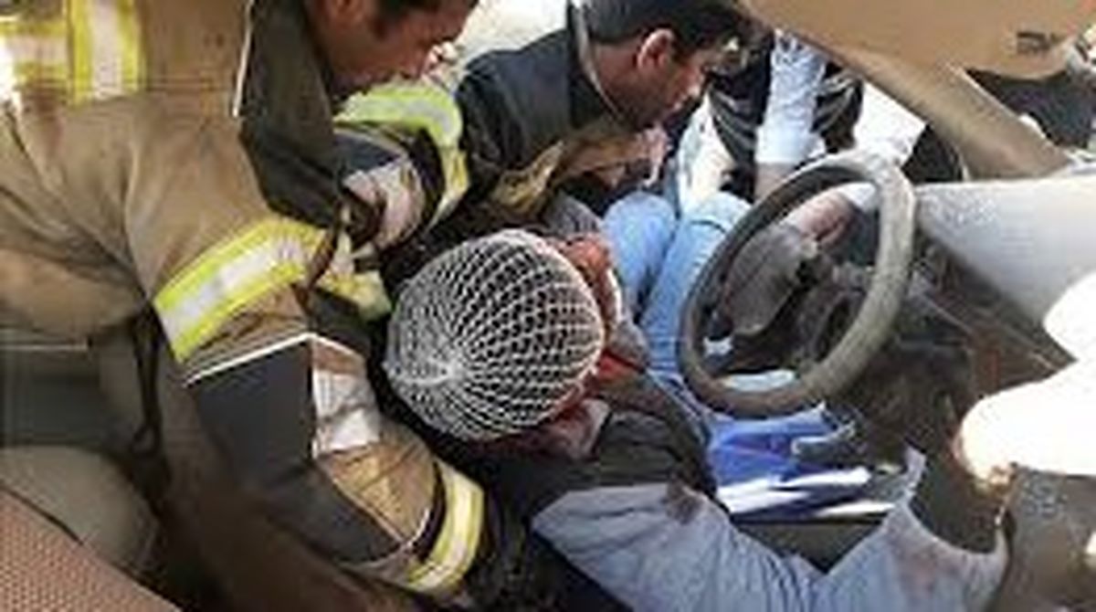 نجات دو شهروند از داخل خودروی گرفتار در گلولای