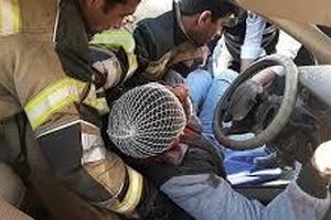 نجات دو شهروند از داخل خودروی گرفتار در گل‌و‌لای