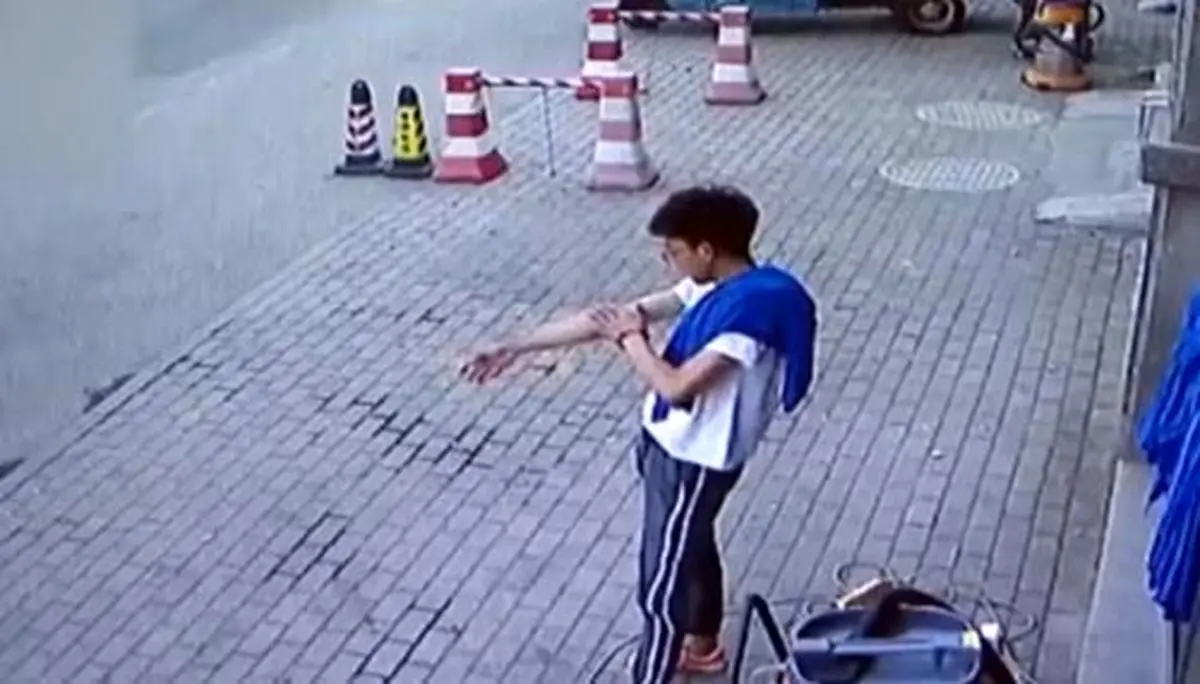 نجات معجزه آسای جوان چینی از حادثه مرگبار +فیلم