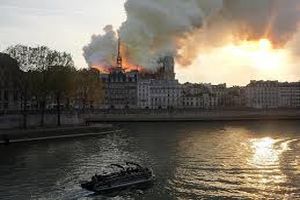 بهت مردم پاریس در خیابان‌های شهر از آتش‌سوزی کلیسای قدیمی نوتردام