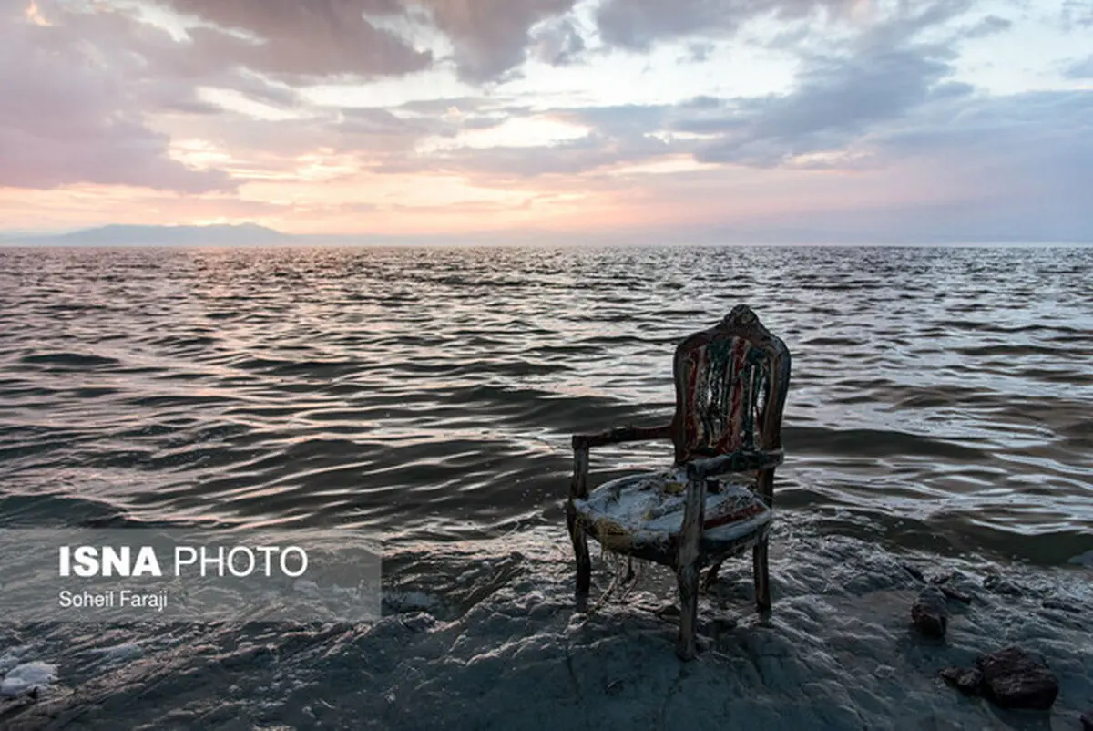 جمع آوری لوله انتقال آب دریاچه ارومیه به دریاچه مصنوعی بندرشرفخانه
