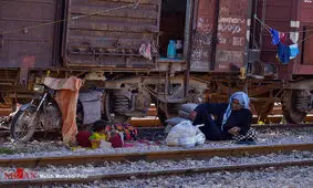 زندگی سیل‌زدگان خوزستان در واگن‌های قطار + تصاویر