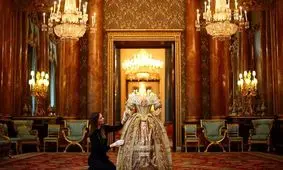 آماده سازی لباس ملکه ویکتوریا + عکس