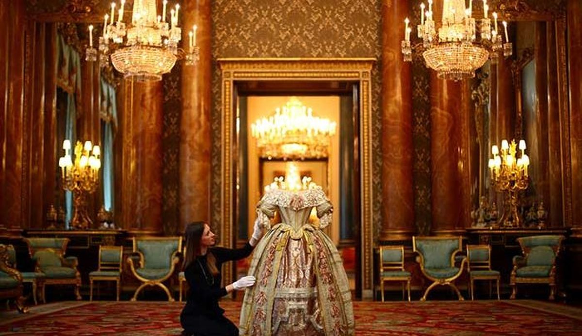 آماده سازی لباس ملکه ویکتوریا + عکس