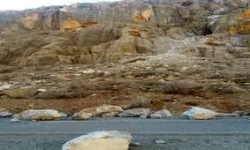 ریزش کوه و مسدود بودن جاده "شهرکرد-اصفهان"