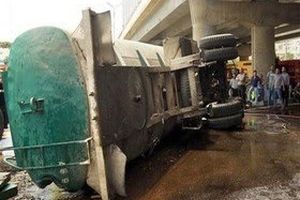 واژگونی تانکر اسید در آزاد راه کاشان- قم
