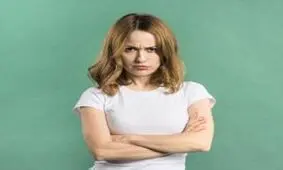 چرا یک فرد لجبازی می کند؟ بهترین رفتار با او چیست؟