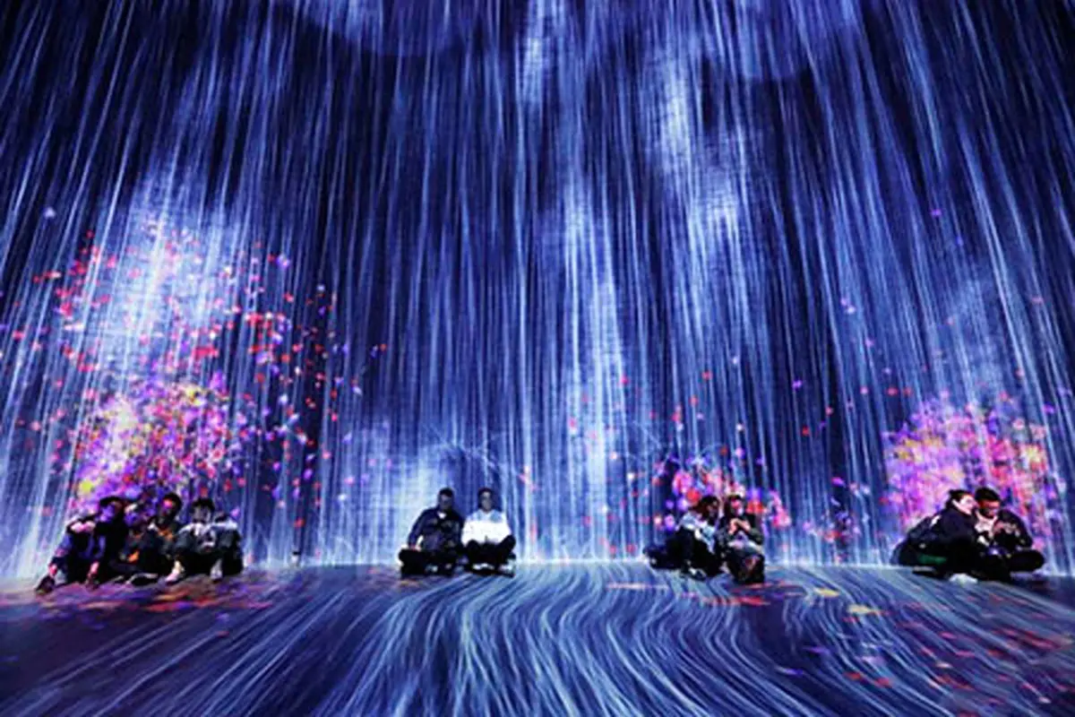 عکس های جالب و دیدنی روز؛ ازدو زن با دستان آتش گرفته تا اثر هنری با گل