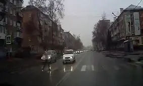 تصادف دردناک یک زن حین صحبت کردن با موبایل + فیلم